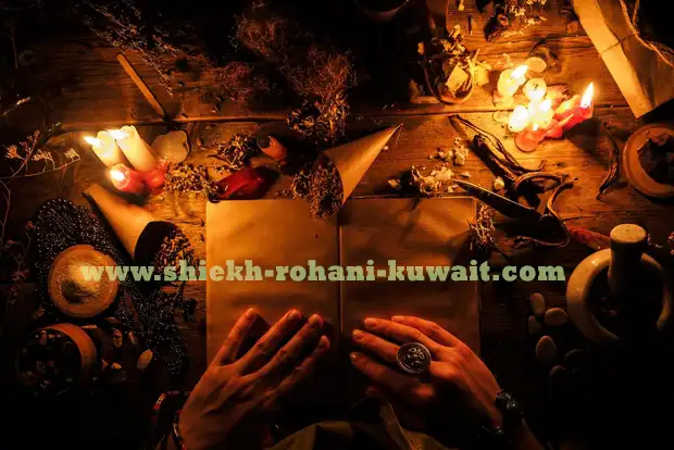 صورة تحتوي على يدين وكتاب وشموع السحر السفلي للتفريق