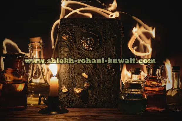 صورة تحتوي على كتاب وشمعة وقوارير زجاجية رقم ساحر حقيقي 