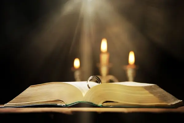صورة تحتوي على كتاب وشموع اقوى طلسم للتفريق