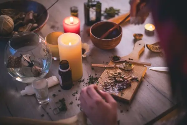 صورة تحتوي على يد وشموع اقوى طلسم للتفريق